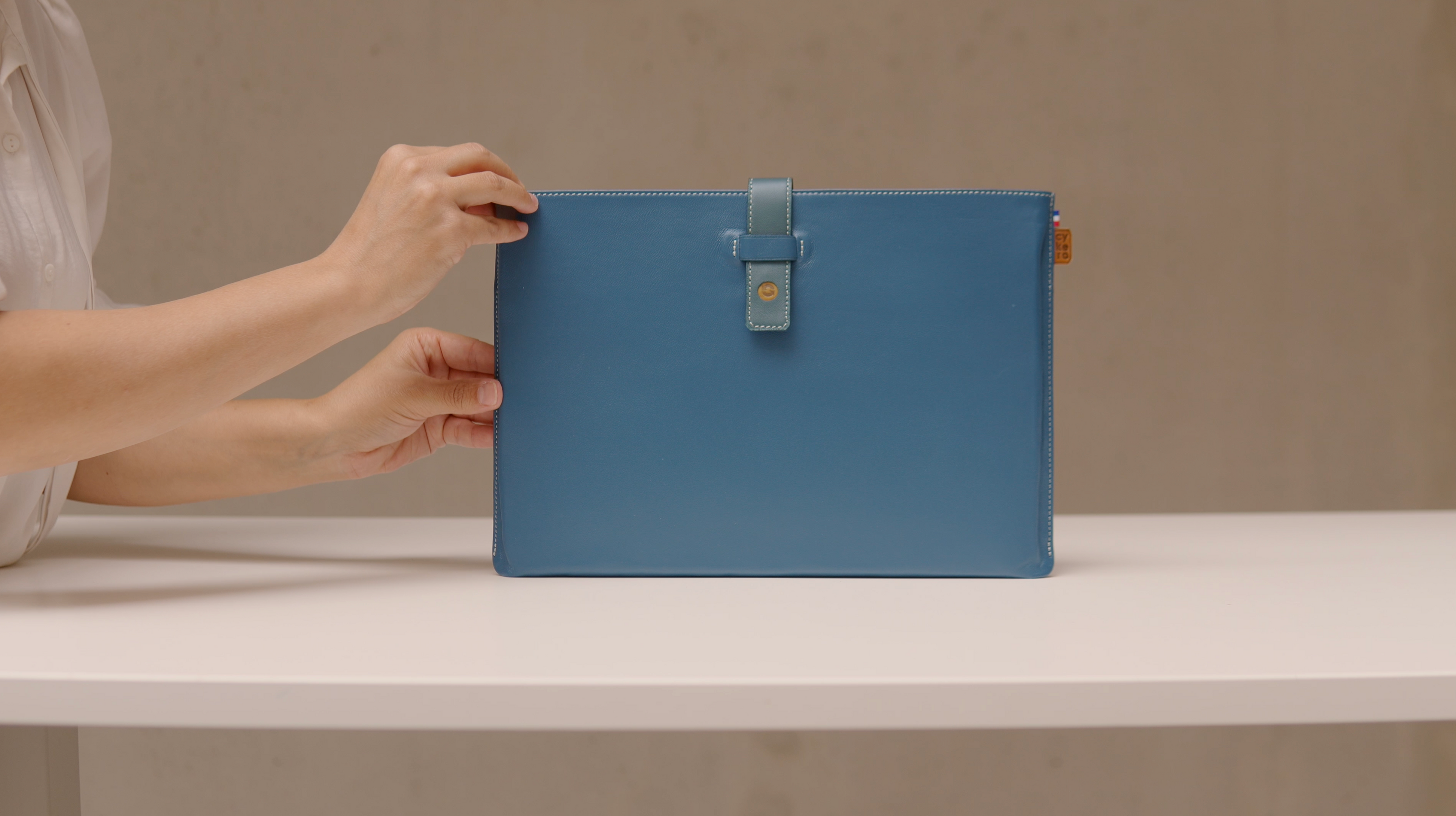 Pochette CHARLIE GM en cuir recyclé Bleu Marine-Rose - Cykero